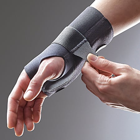 Futuro SmallMedium Energizing Wrist Support Right Hand 6 34 Black - Office  Depot