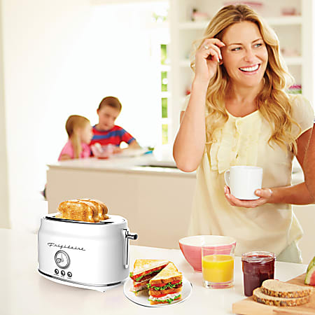 Frigidaire Slice 900 Watt Retro Stainless Steel Toaster White